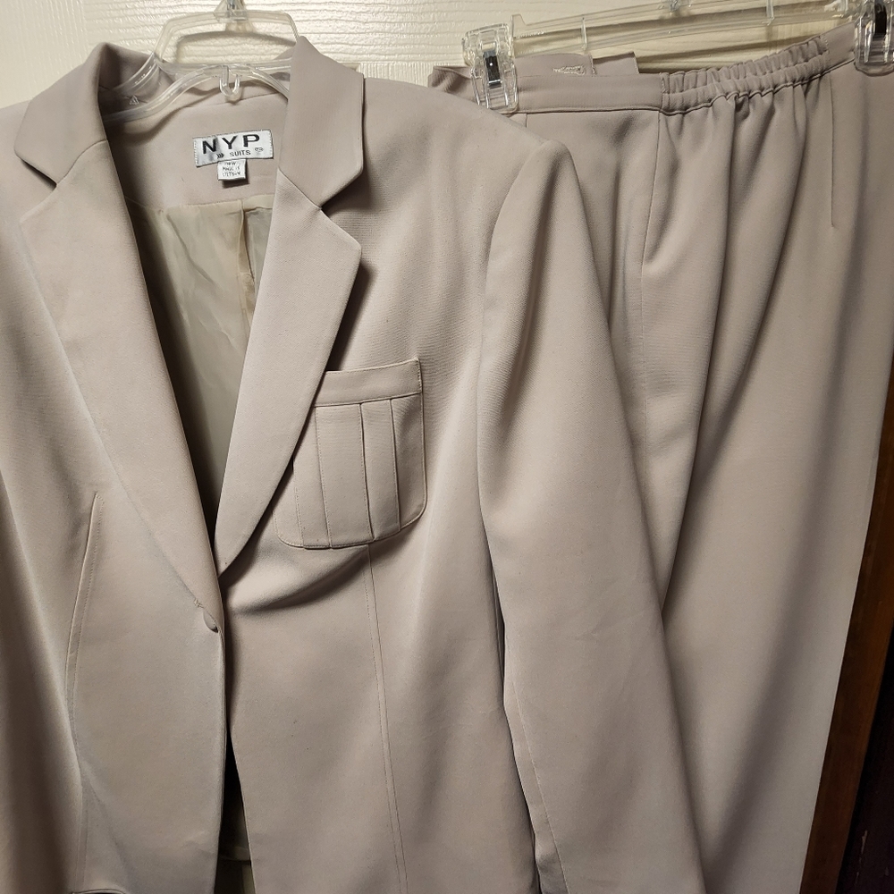 NYP SUITS 16W 2piece lined beige suit